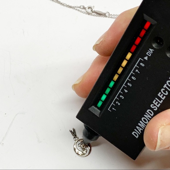 Marvel Jewelry co vintage sterling silver and diamond small swirl design pendant - Picture 4 of 10